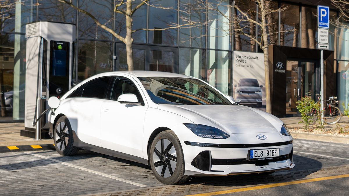 Jak nabíjet elektromobily: I elektrická auta vyžadují lásku, za šetrné dobíjení se vám odvděčí