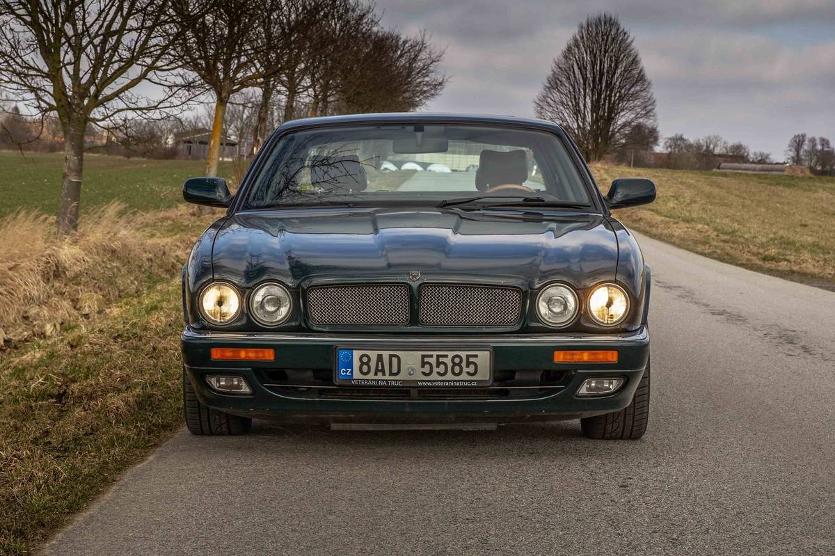 Jaguar XJR X306.
