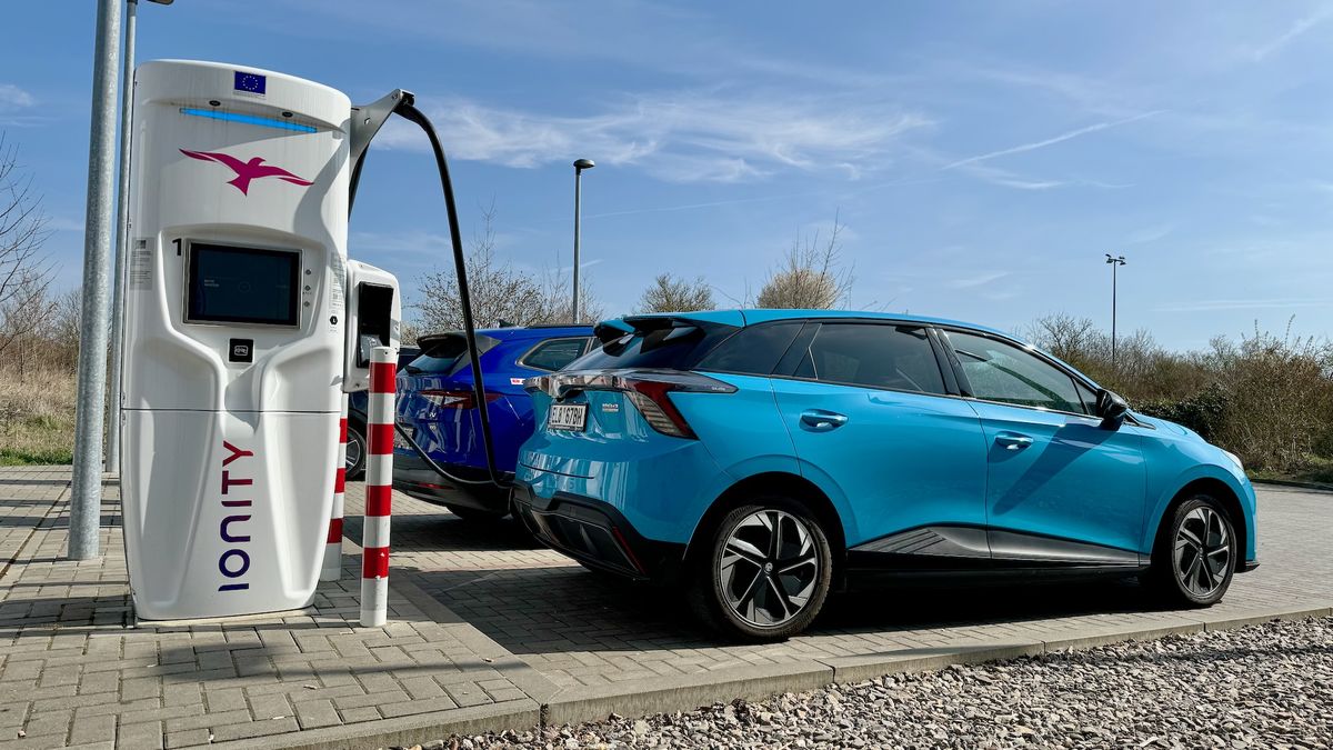 800 kilometrů elektrických. Vyrazili jsme čínským MG4 do země tulipánů, cestou nás zachránila Tesla