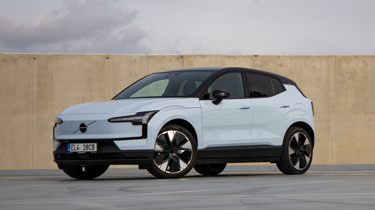 Nákupní taška, která ujede i sporťákům: Elektrické Volvo EX30 je malé auto mnoha talentů