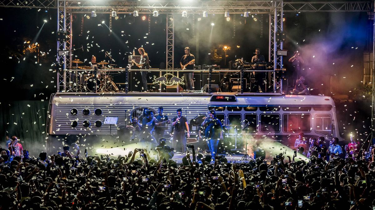 Velká auta na hudebních festivalech nemusí jen převážet techniku. Fanouškům mohou dělat radost i užitek