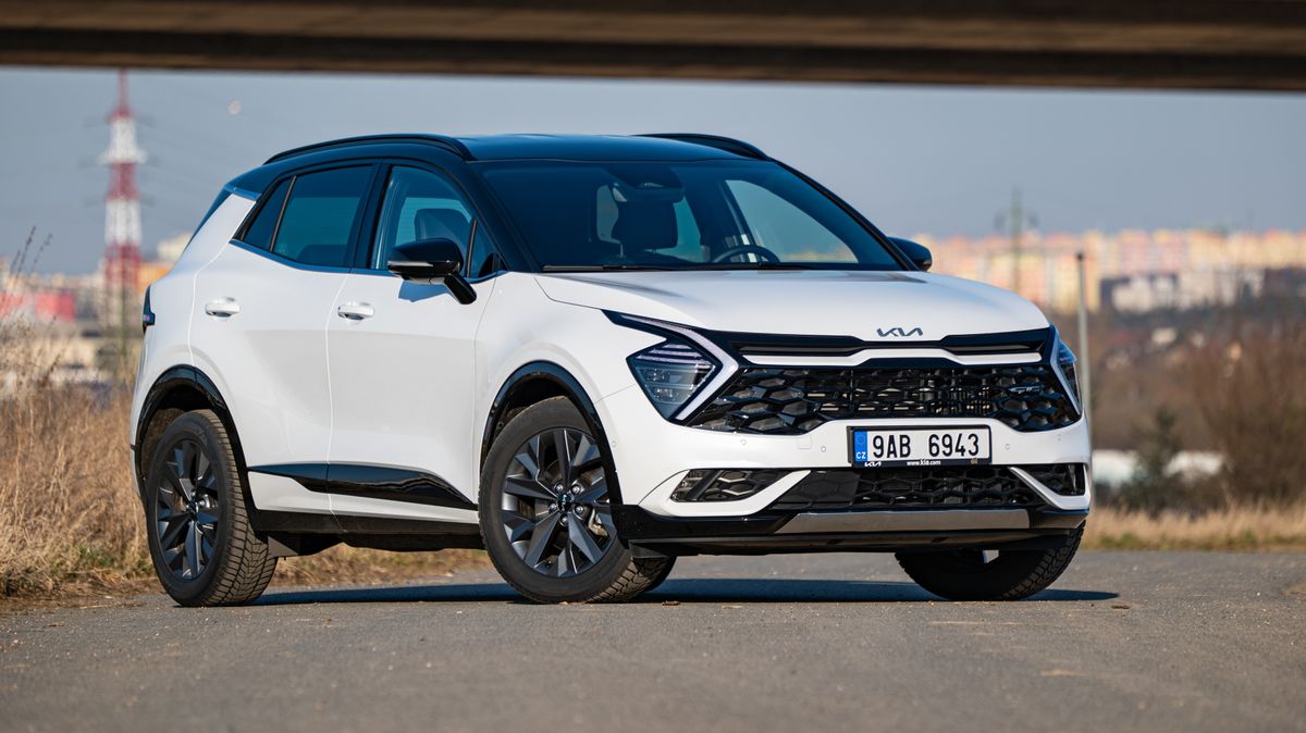 V Česku si poprvé můžete pronajmout vůz přímo od automobilky. Klidně jen na den a s normálním benziňákem