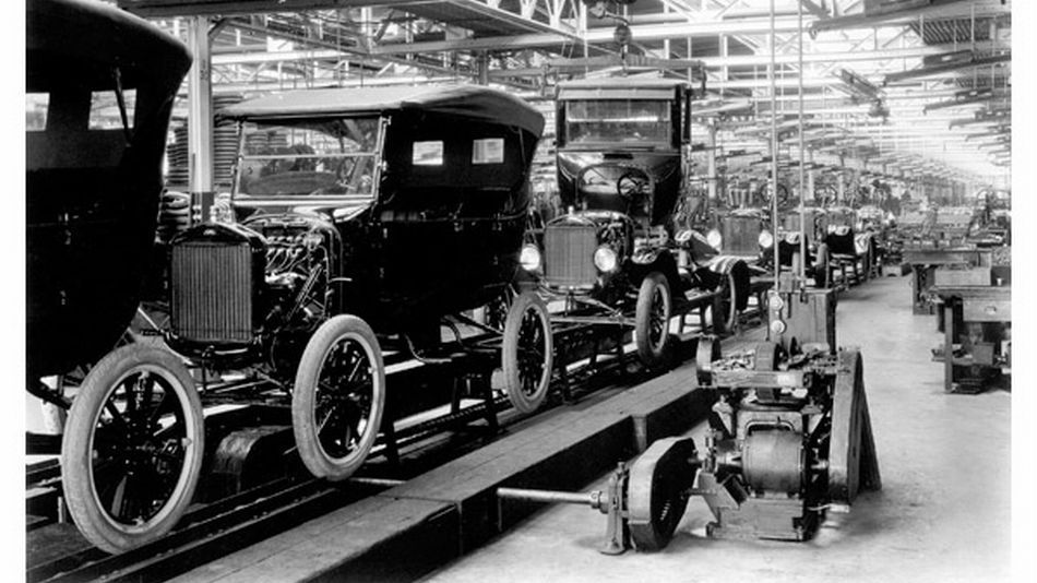 Před 110 lety Ford změnil svět: Začátky výrobní linky nebyly snadné, dělníci padali jeden přes druhého