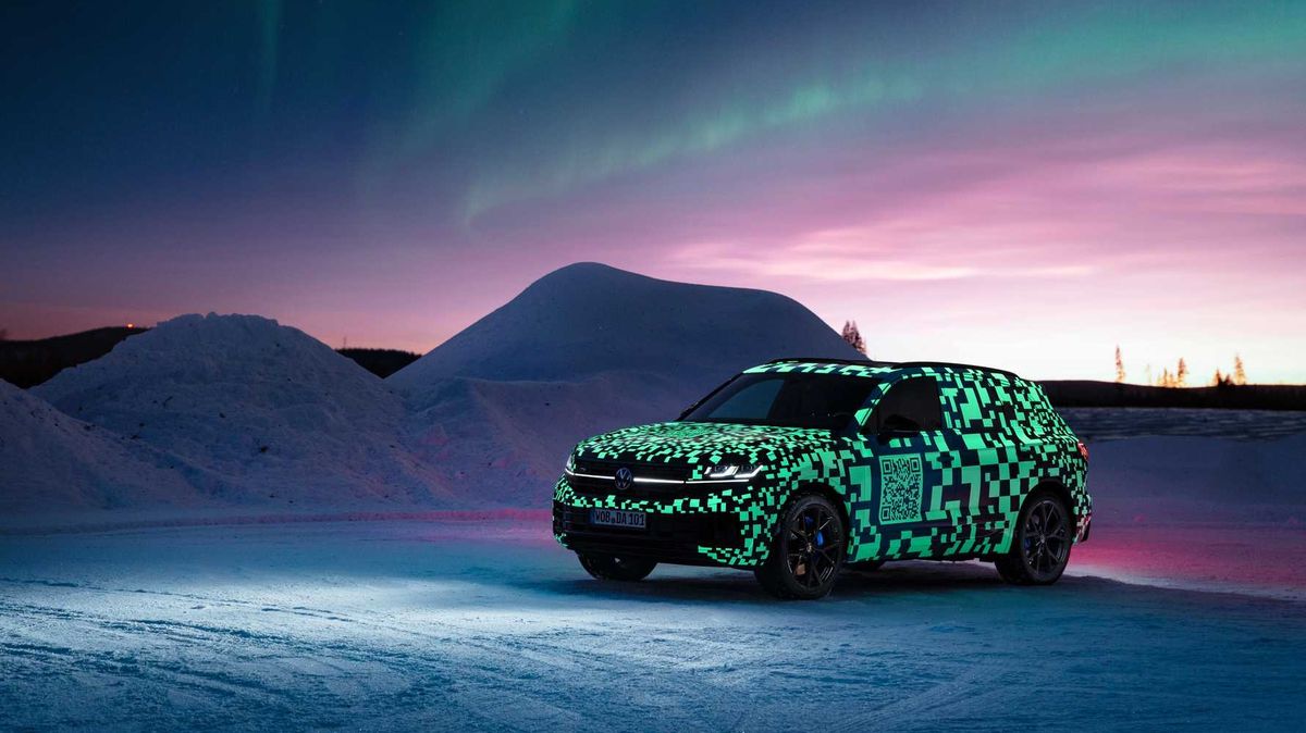 VW Touareg po faceliftu: Zákazníky má oslovit svítící logo na kufru a modernější design