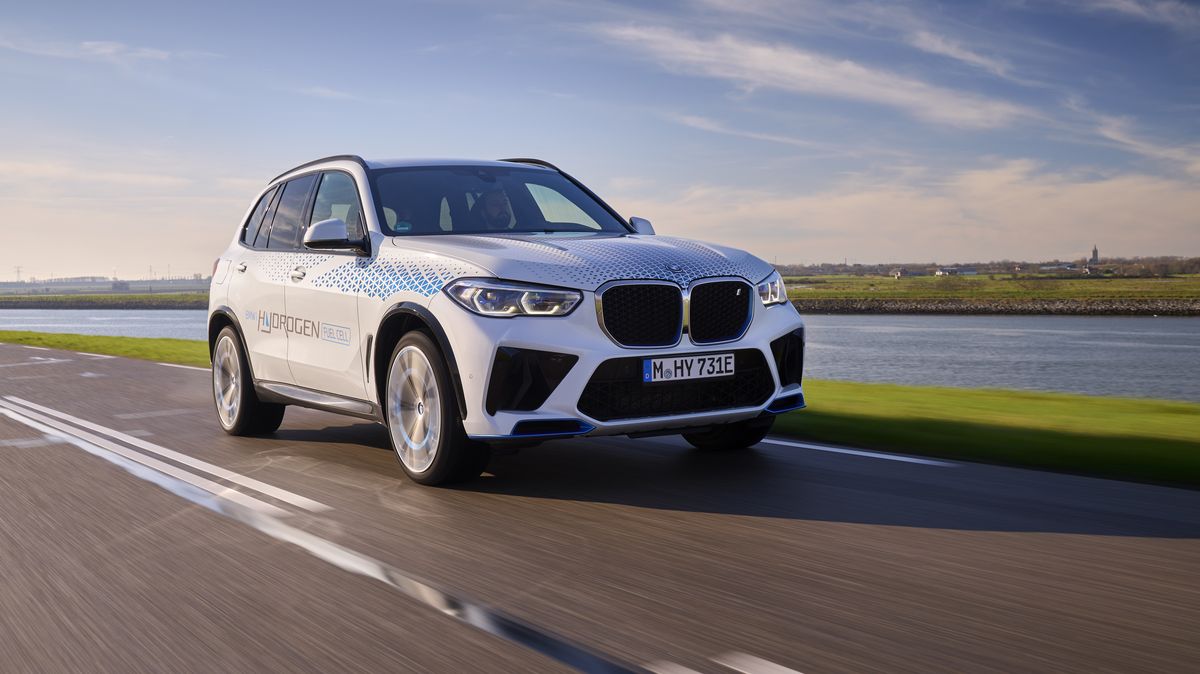 BMW věří vodíku: SUV iX5 Hydrogen ujede přes 500 kilometrů na naplnění