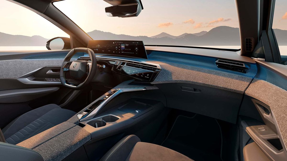 Pojízdné kino: Peugeot představuje nový koncept interiéru s 21palcovým displejem