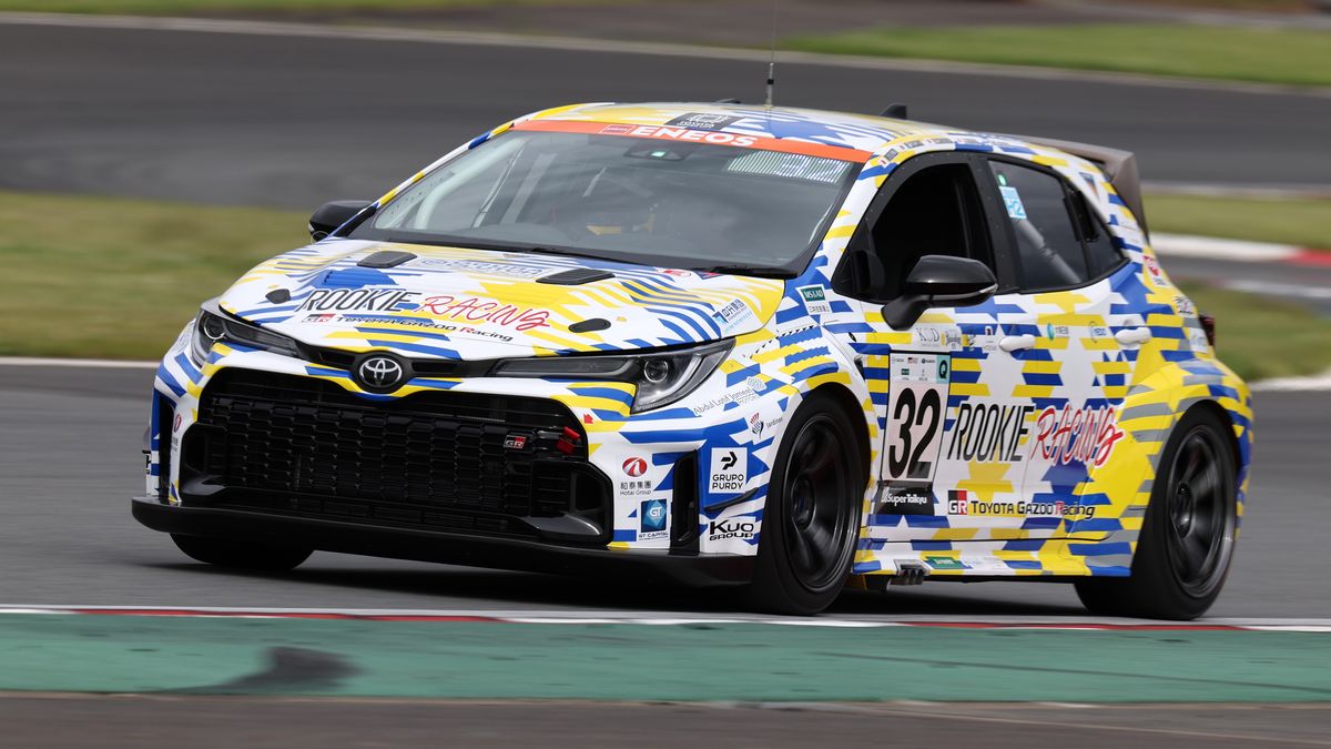 Závodní toyota na vodík absolvovala vytrvalostní čtyřiadvacetihodinovku. Jeden drobný krok zásadně prodloužil dojezd
