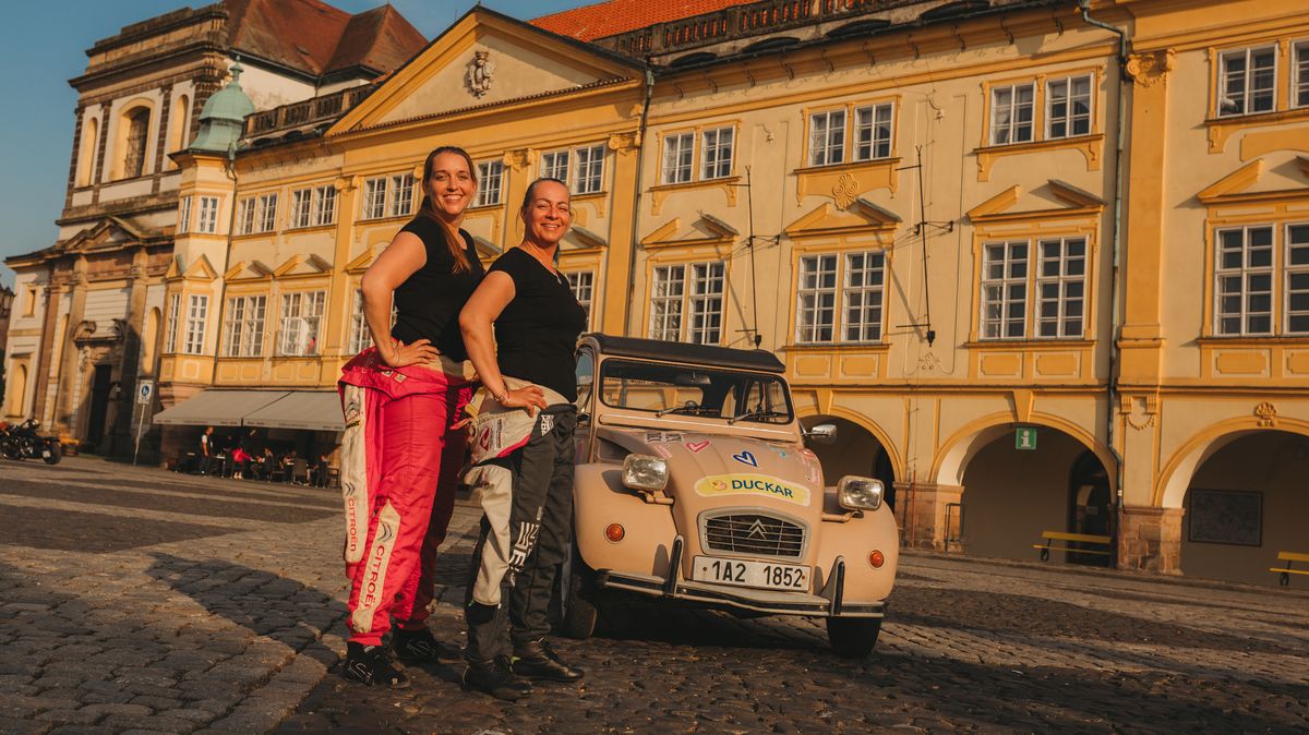 Musíme jet hlavou a neblbnout, říká odvážná Češka, která chce pokořit Dakar 2024 ve staré „kachně“