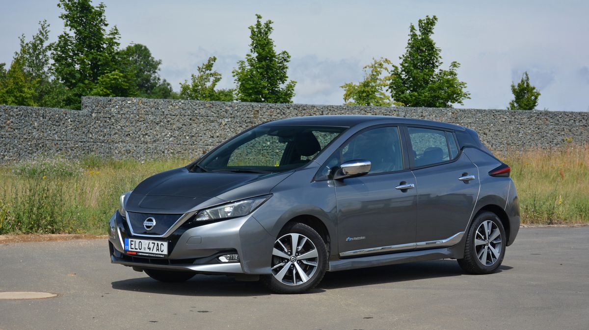 Ojetina, která může ušetřit desetitisíce: Za 400 tisíc je elektrický Nissan Leaf vlastně skvělá koupě