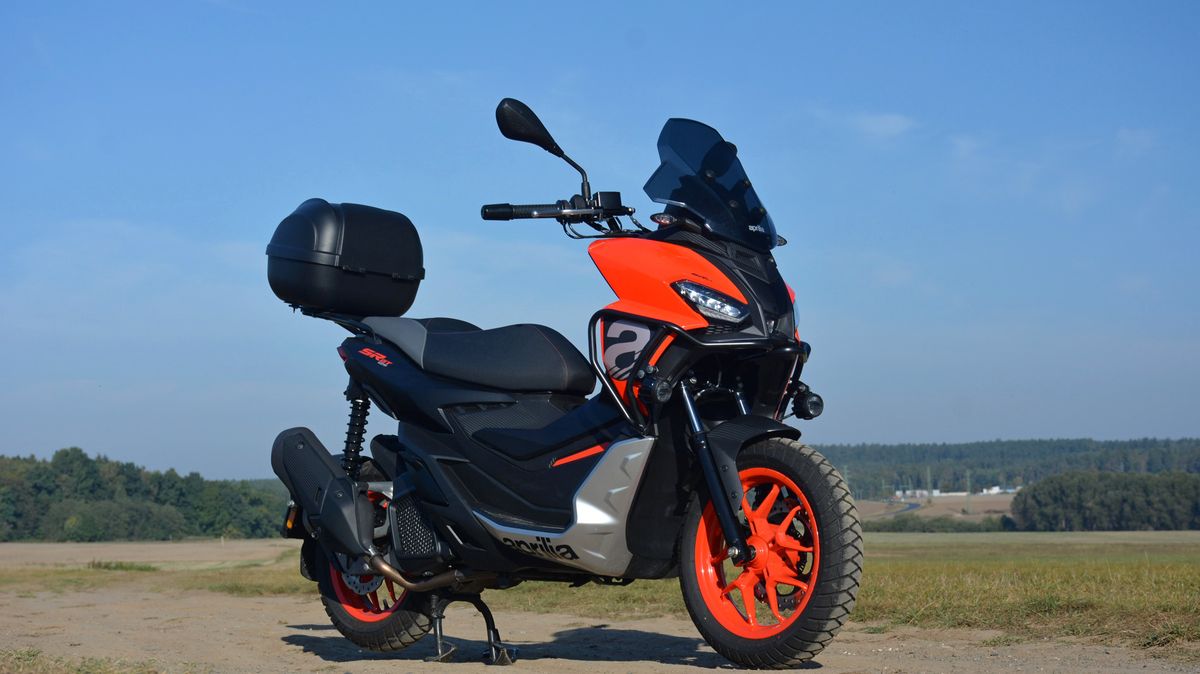 Crossover v jedné stopě: Stylová svoboda pohybu bez řidičáku (na motorku), to je Aprilia SR GT 125. Trochu skútr, trochu dobrodružství