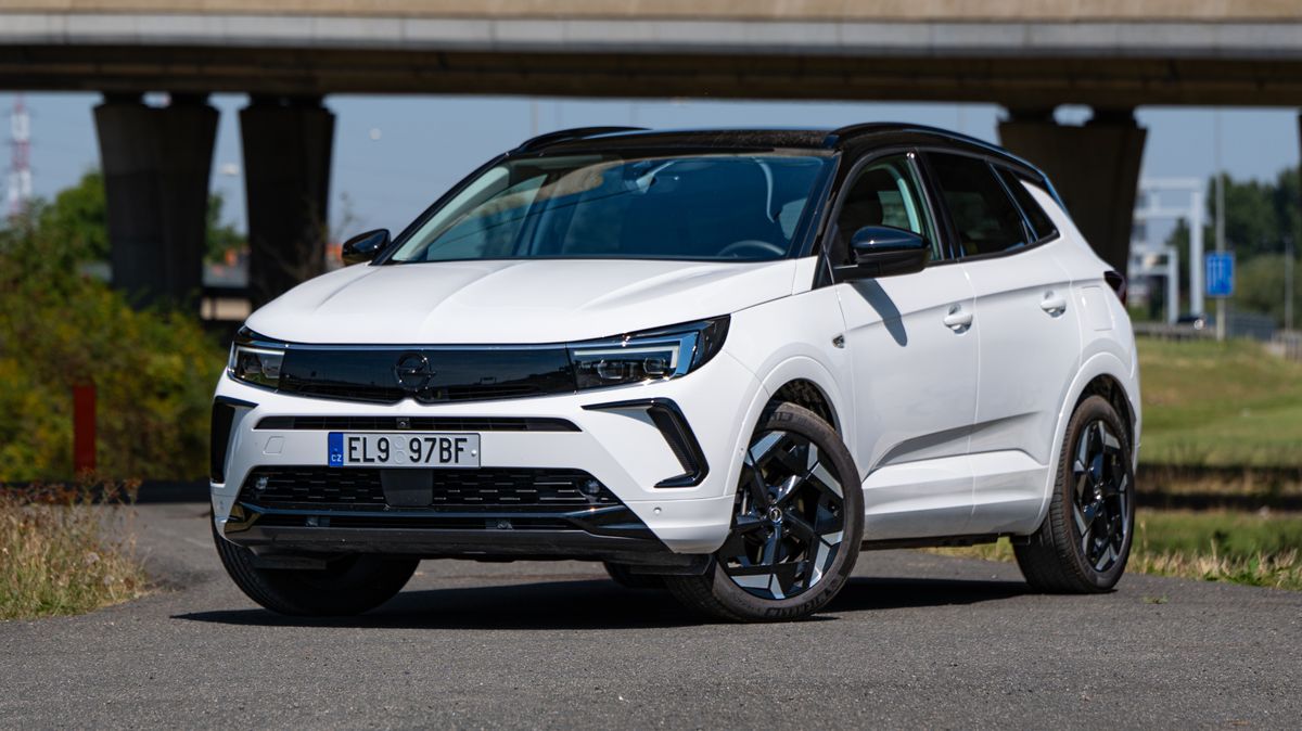 Trocha sportu a hodně efektivity: Opel Grandland GSe je svižným cestovatelem pro moderní dobu