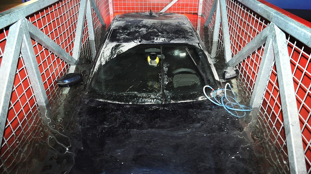 Hasiči připravují vyhlášku na hašení elektromobilů, opatření prodraží parkování