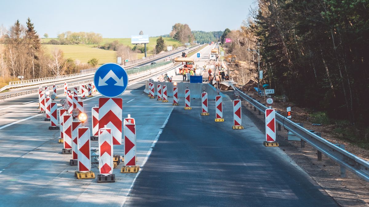 Proč se u nás silnice opravují tak dlouho? Protože na nich nikdo nepracuje!