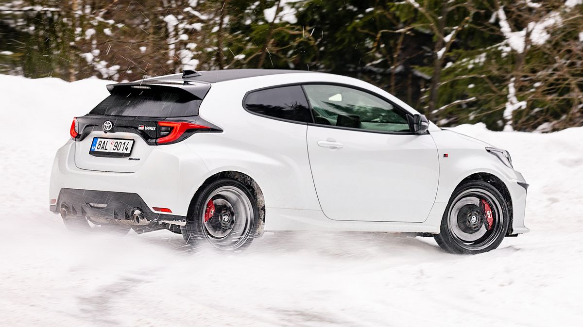 Malá Toyota s tříválcem za 2,7 milionu? Sankce za emise ženou ceny do extrému