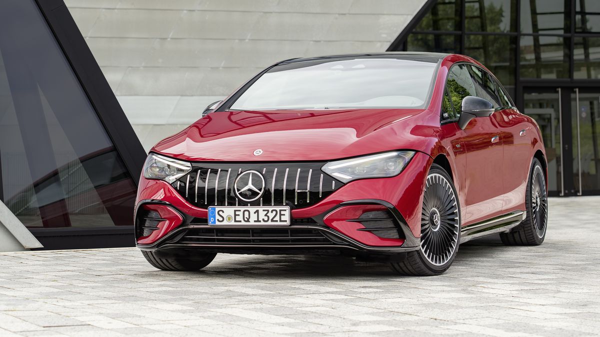 Mercedes nás v příštím roce zasype novinkami! Chystají se dostupná auta i speciality pro bohaté