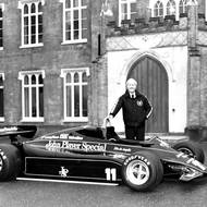 Chapman představuje Lotus 91 Formule 1 v sídle týmu Ketteringham Hall, jen tři kilometry od továrny v Hethelu (1982)
