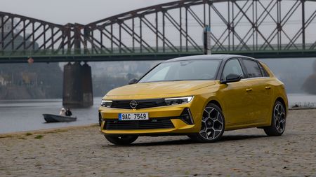 Opel si asi spletl rok. Začal u nás prodávat Astru za cenu jako kdysi. A s normálním motorem