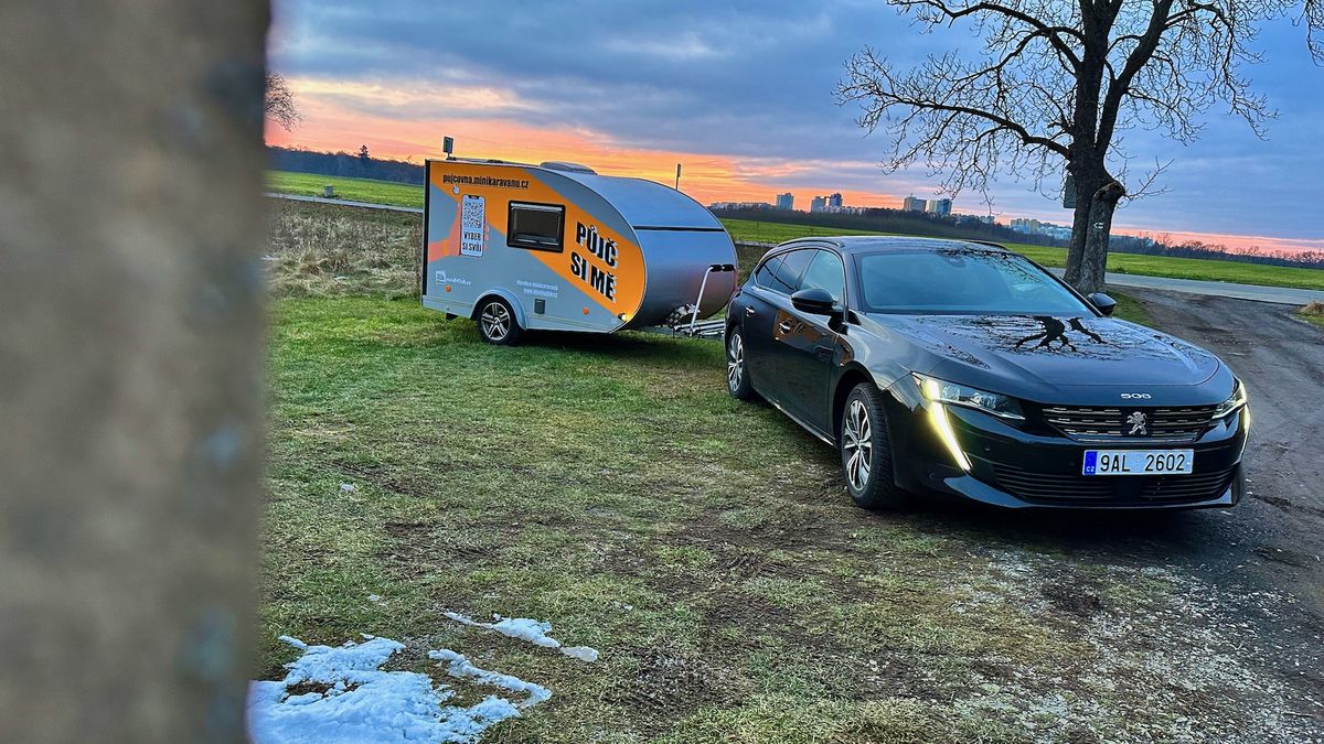 Minikaravan z Ústí nad Labem boří zavedené konvence, má velké dveře a obří postel