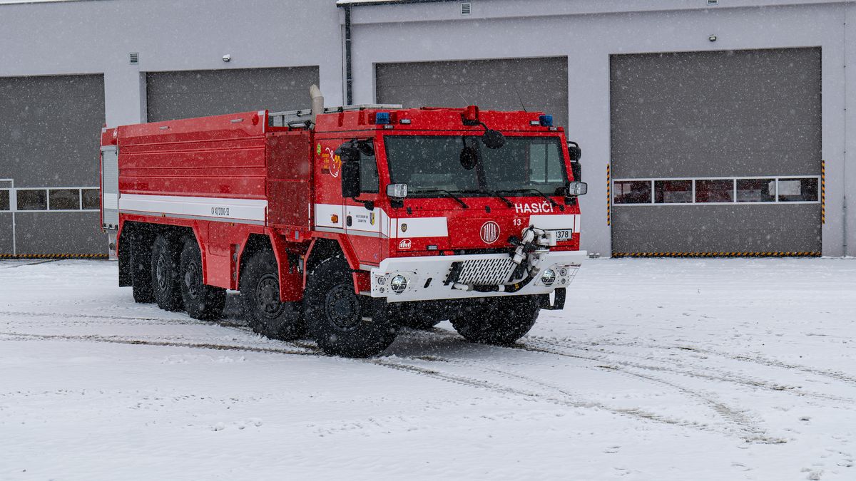 Uveze tolik vody, co stovky domácností spotřebují za den. Hasičská cisterna Taurus váží jako tank