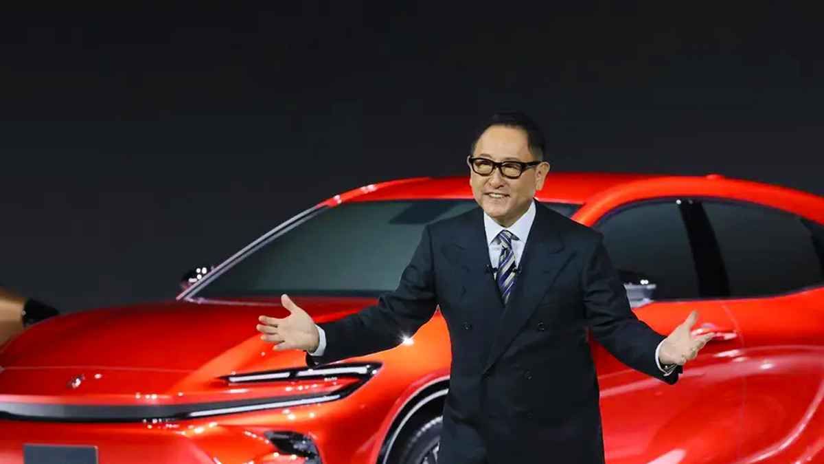 Bývalý šéf Toyoty je k elektromobilům stále spíš skeptický. Prý budou mít tržní podíl nejvýš 30 procent