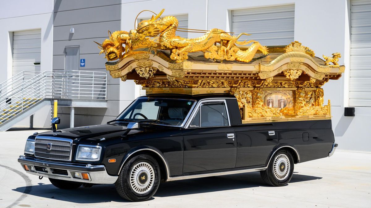 Něco extra na poslední cestu: Toyota Century s pozlacenou svatyní je příšerně nevkusný pohřebák