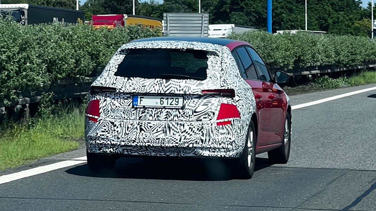 Změna u neúspěšné škodovky, český ceník čínské elektrické revoluce, jeden splněný sen a test kombíku za rozumné peníze – Týden na Garáži