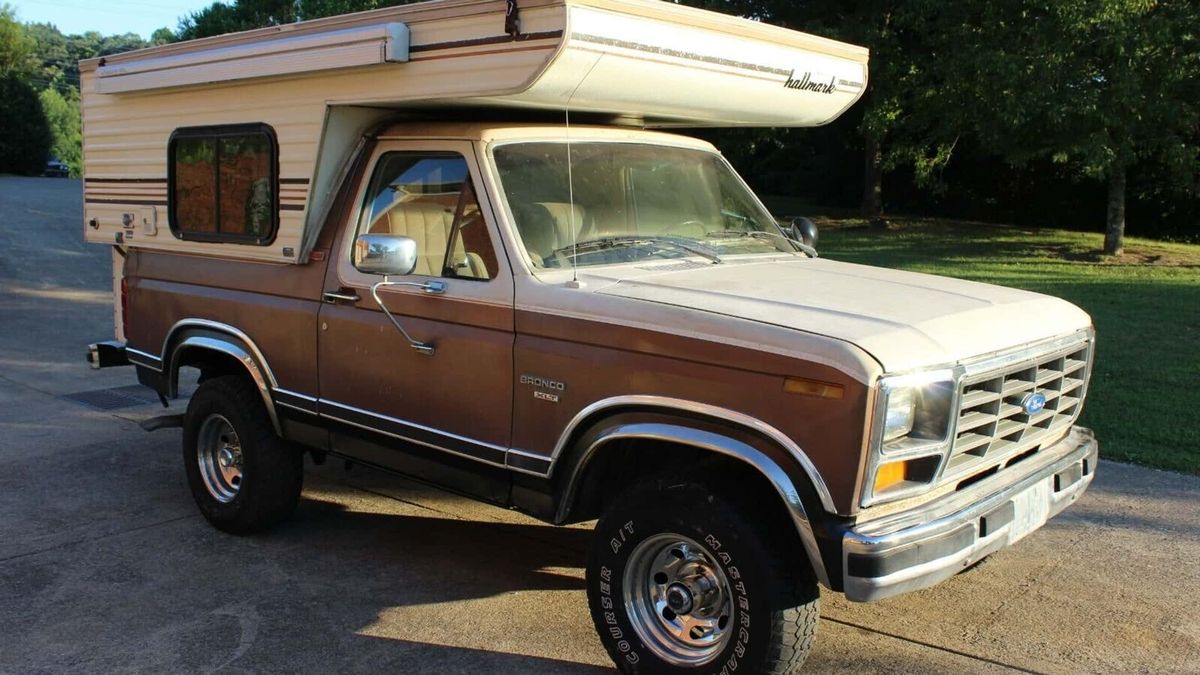 Kempování na vlně retra. Ford Bronco z roku 1982 s obytnou nástavbou je krásný retro obytňák