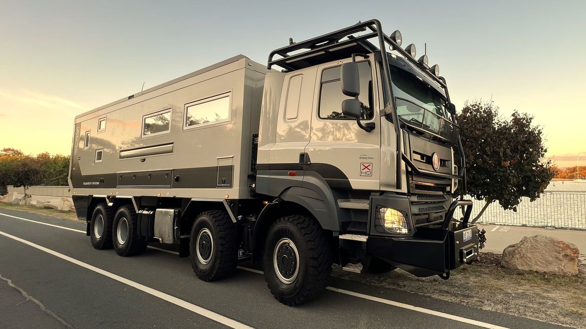 Novodobá Tatra kolem světa: Phoenix 8 × 8 SLRV je superluxusní soběstačná pevnost na kolech, která má úplně všechno. Doslova