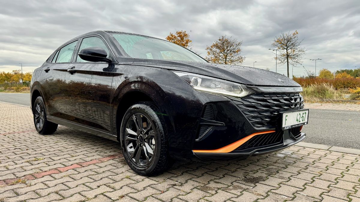 Auto velikosti Octavie se čtyřválcem, solidní výbavou a cenou lehce nad 400 000 Kč? Číňané zase řádí, do Česka dorazil Aeolus Shine
