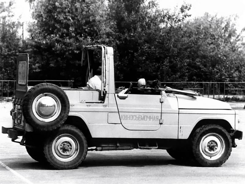 Pohled na otevřenou verzi Moskviče 2150.