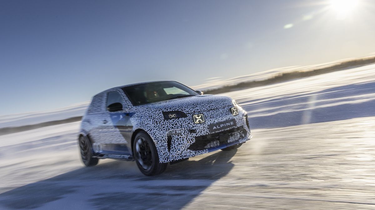 Francouzi chystají neobvyklý hot hatch. Drobek inspirovaný ikonickým Renaultem právě podstupuje náročné testy v mrazu