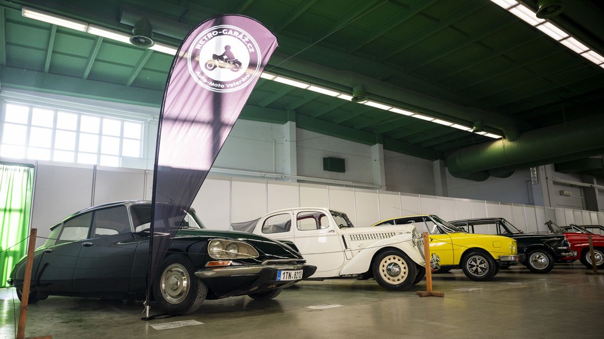 Jarní Retro Garáž byla rekordní: Prodala veterány za 10 milionů, mela byla hlavně o lidovky od jedné koruny a kabria