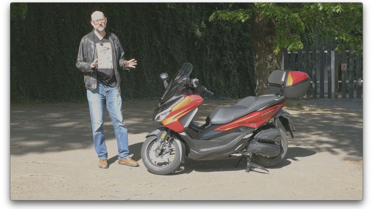 Honda Forza 125 je skútr, s nímž si můžete troufnout i za město. A pořád vám stačí jenom řidičák na auto!
