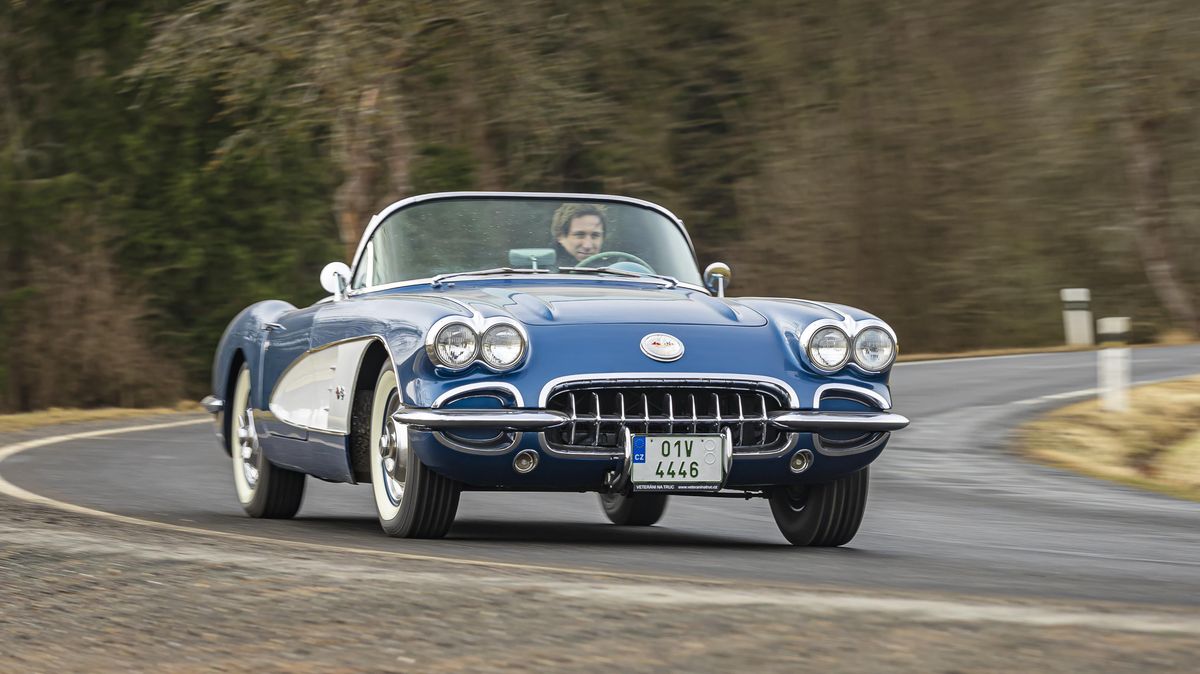 Chevrolet Corvette C1 sice nebyl prvním americkým sporťákem, to mu však na slávě neubírá. Řízení je trochu fuška, ale krásná!