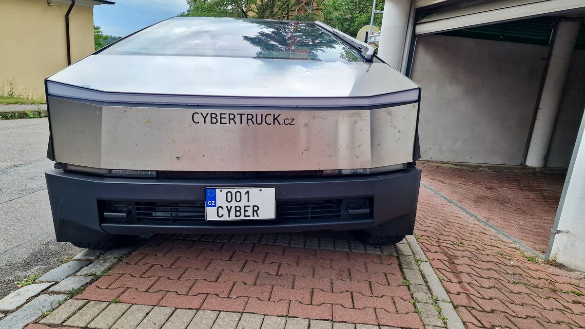 A pak že to nejde! Tesla Cybertruck je po čtyřech týdnech na českých značkách, bude se živit modelingem