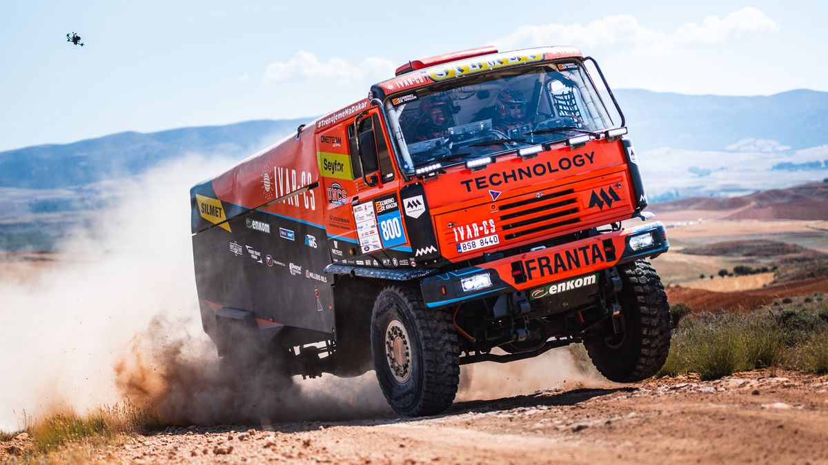 Macík na vítězné vlně: Španělskou rallye Baja Aragon vyhrál i se závodním veteránem