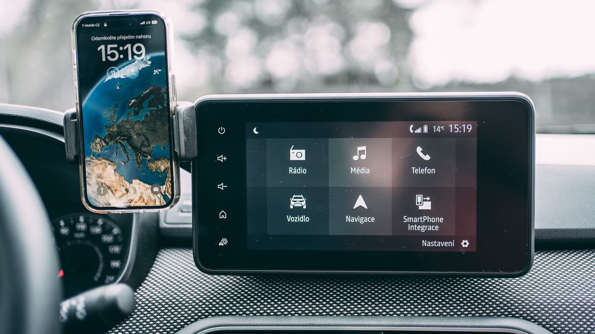 Používáte mobil v držáku za jízdy? Tak pozor, hrozí vám pokuta