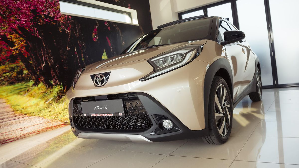 Závod v Kolíně dosáhl významného milníku. Jubilejní Toyota je hezká a nabušená výbavou, už dělá radost nové majitelce