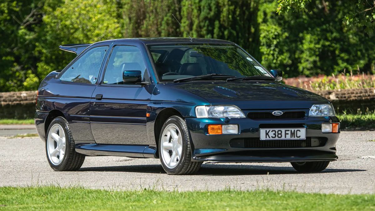 Jezdil s ním sám Jeremy Clarkson a vychvaloval jej do nebes, nyní je prototyp Fordu Escort RS na prodej