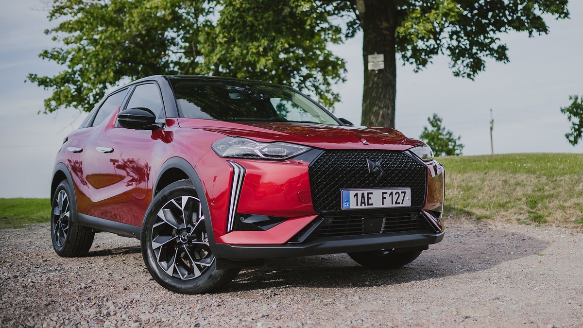 Hybridní DS 3 si s vámi povídá a jezdí za málo, jen nesmí jet po dálnici nebo být vedro
