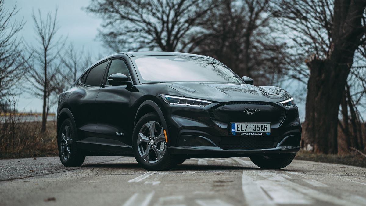 Ford Mustang Mach-E je kontroverzní svým jménem, ovšem ostudu své dostihové rodině nedělá