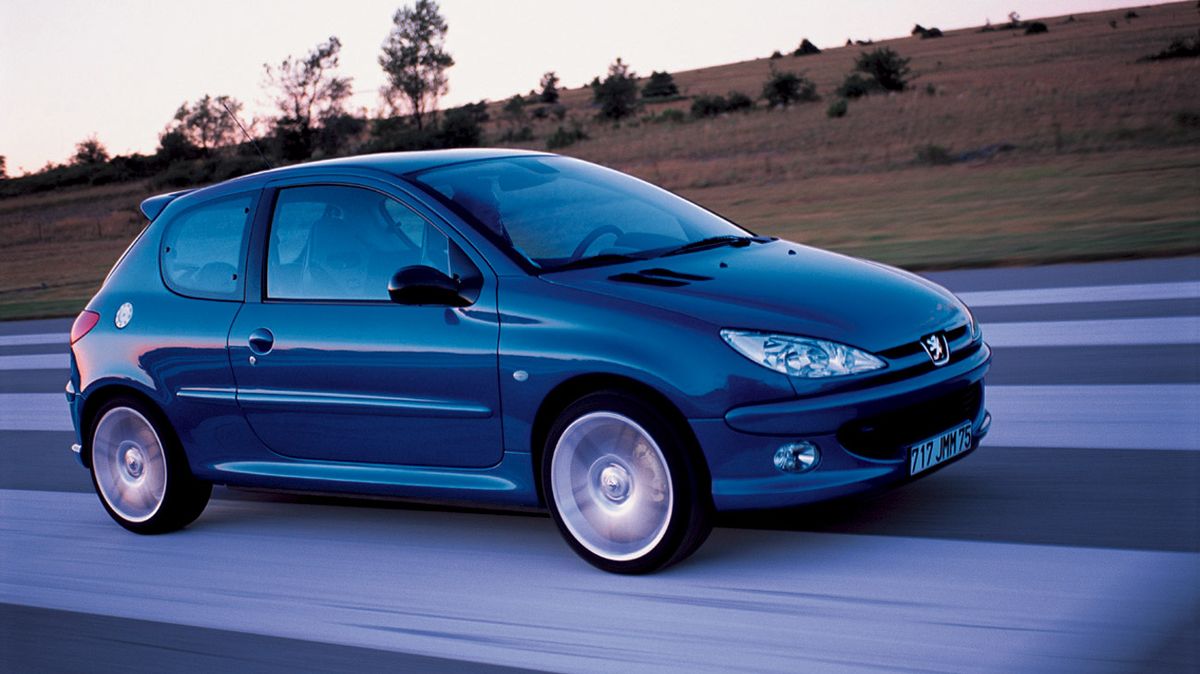 Jak Peugeot začal být sexy: I díky ikonické reklamě se slonem se na model 206 stály fronty, za 25 let nezestárl