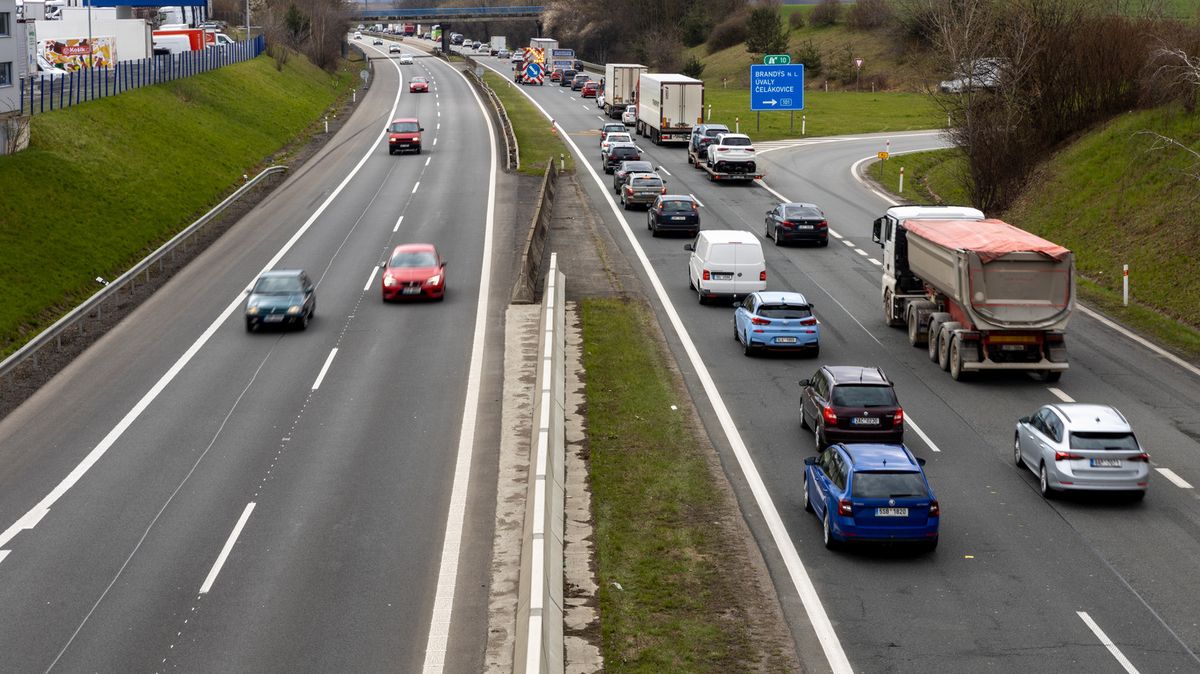 Vládní úsporný balíček se týká i motoristů, cena dálniční známky se zvyšuje na 2300 Kč!