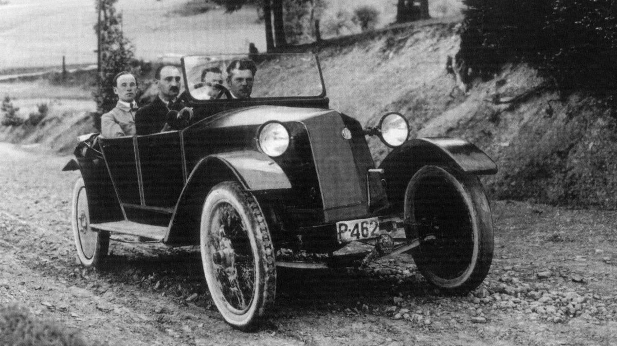 Sto let od revoluce: Lidová Tatra 11 představila originální konstrukci s centrální nosnou rourou