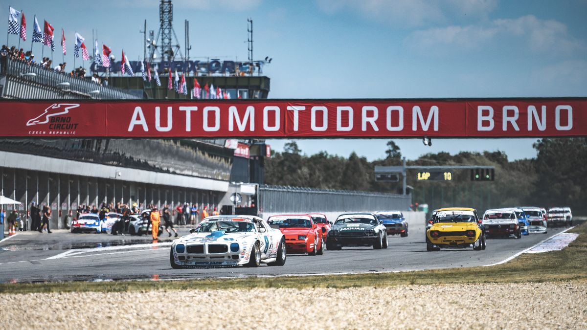Kam o víkendu? V Brně se budou prohánět klasické závodní vozy ze zlaté éry motorsportu
