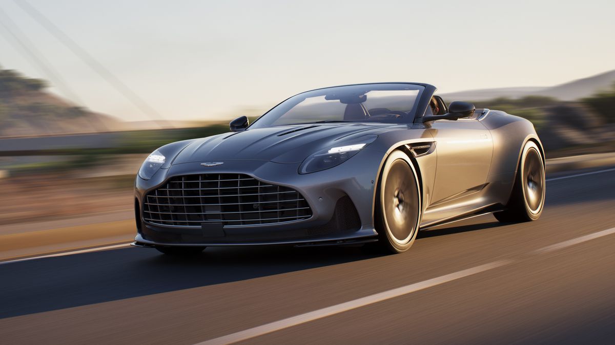James Bond posviští s větrem ve vlasech: Otevřený Aston Martin DB12 má propracovanou látkovou střechu a jede až 325 km/h