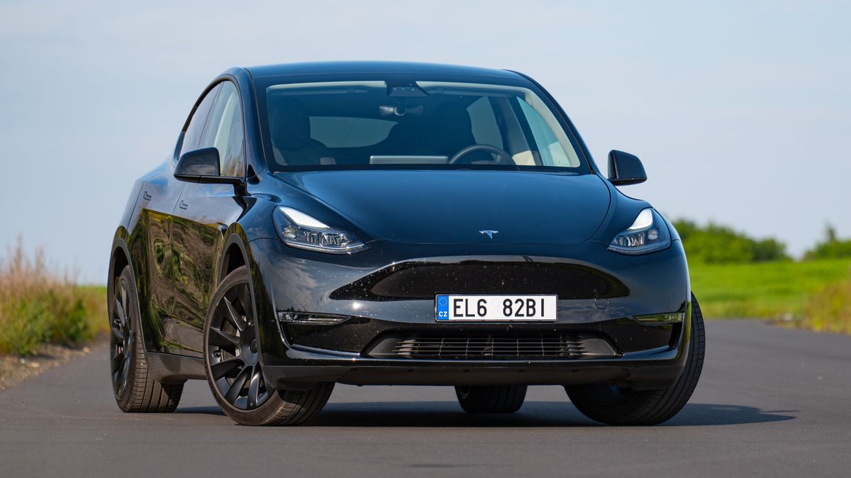 Češi dávají elektřině šanci: Počet elektromobilů a plug-in hybridů na českých silnicích rychle roste