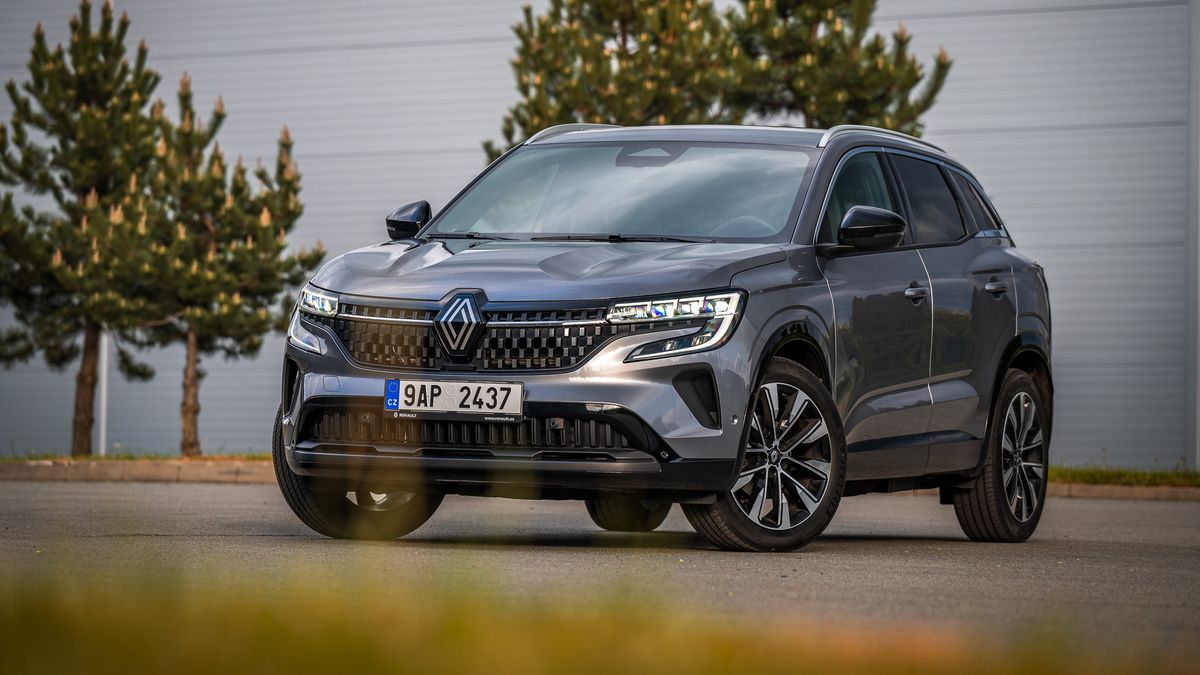Na český trh vstupuje netradiční 200koňový hybrid s tříválcem. Známe ceny, je dražší než čtyřválce