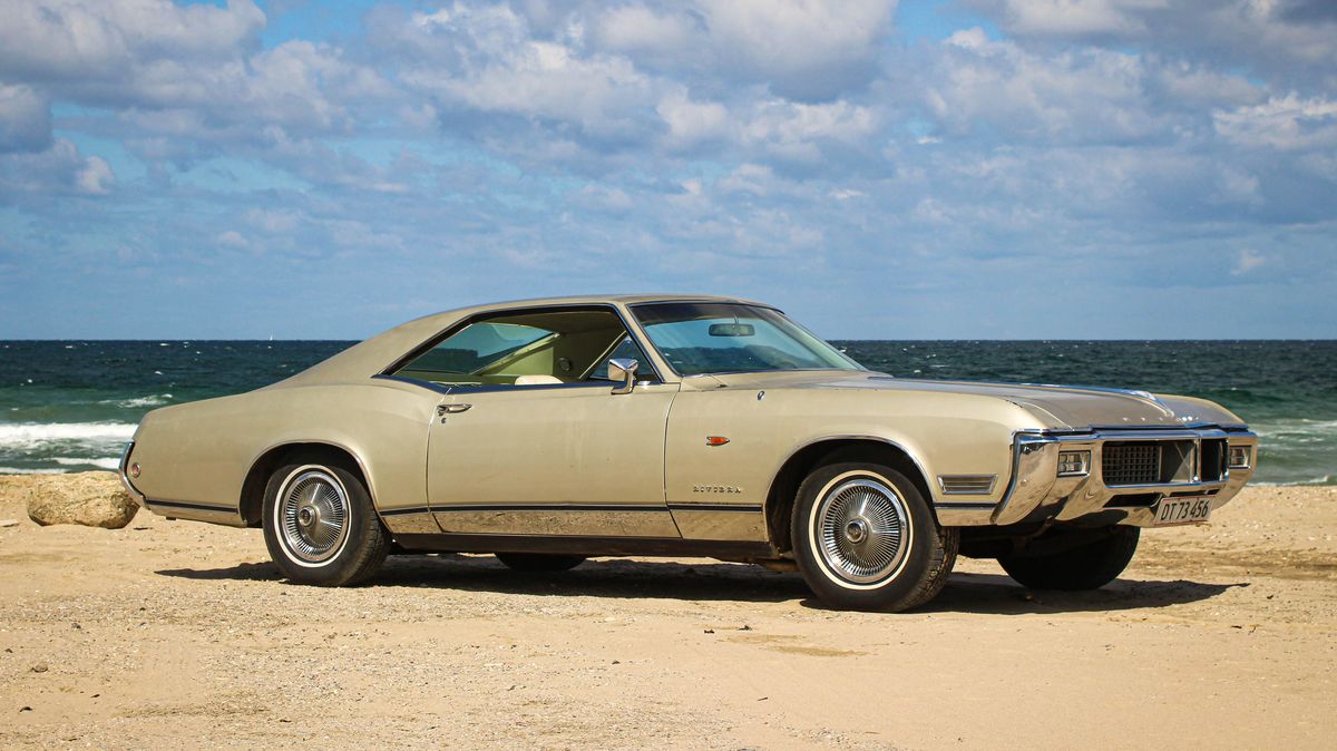 Buick Riviera je nádherná americká klasika z dob, kdy auta ještě mohla být marnotratná. Obří spotřebu díky všem těm zážitkům neřešíte