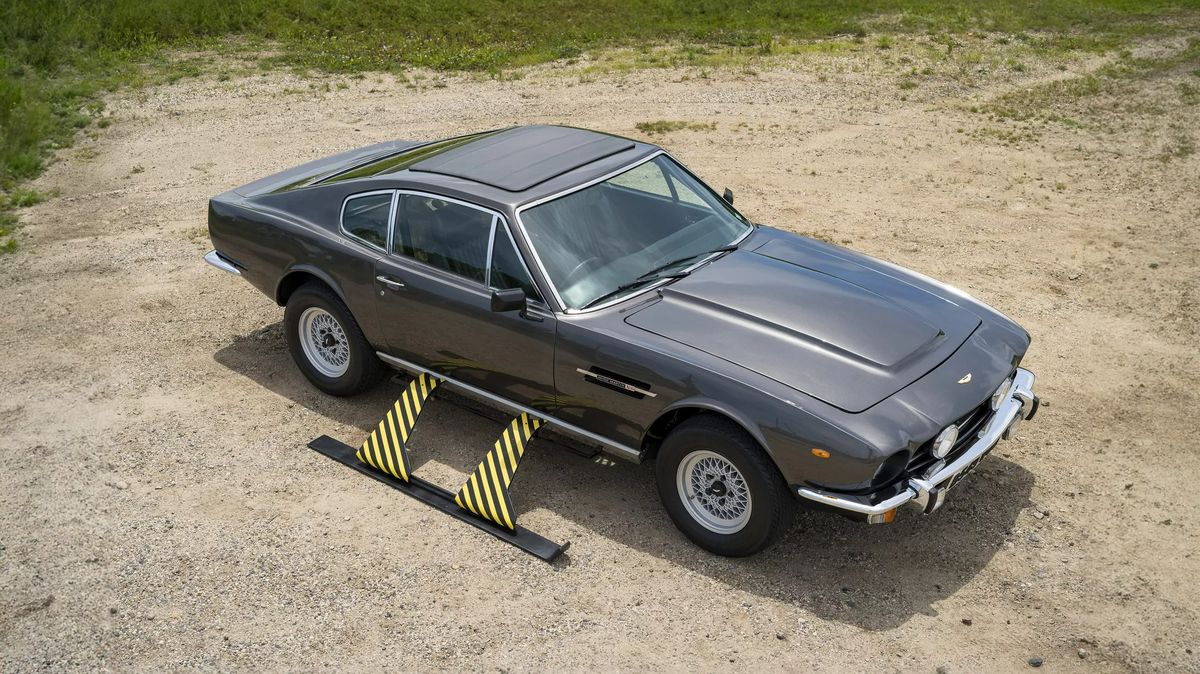 K mání je Aston Martin z bondovky Dech života, s nímž agent 007 prchal z „Bratislavy“. Má lyže a funkční plamenomet